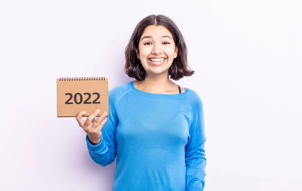 幸せそうな若い女性がびっくりしました 2022年カレンダーのコンセプト — ストック写真