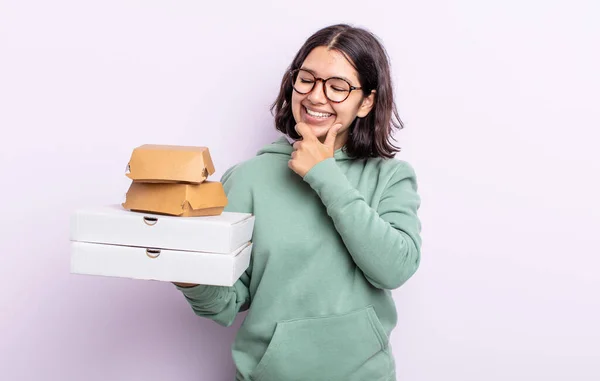 Mooie Jonge Vrouw Glimlachend Met Een Gelukkige Zelfverzekerde Uitdrukking Met — Stockfoto