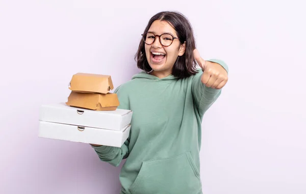 Mooie Jonge Vrouw Die Zich Trots Voelt Positief Lachend Met — Stockfoto