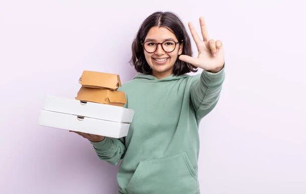 Bonita Mujer Joven Sonriendo Buscando Amigable Mostrando Número Tres Comida — Foto de Stock