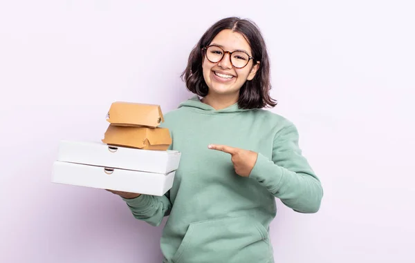 Bela Jovem Mulher Sorrindo Alegremente Sentindo Feliz Apontando Para Lado — Fotografia de Stock