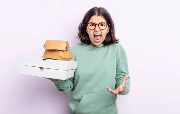 Mooie Jonge Vrouw Kijkt Boos Geïrriteerd Gefrustreerd Fastfood Afhaalconcept — Stockfoto