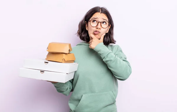 Mooie Jonge Vrouw Denken Zich Twijfelachtig Verward Voelen Fastfood Afhaalconcept — Stockfoto