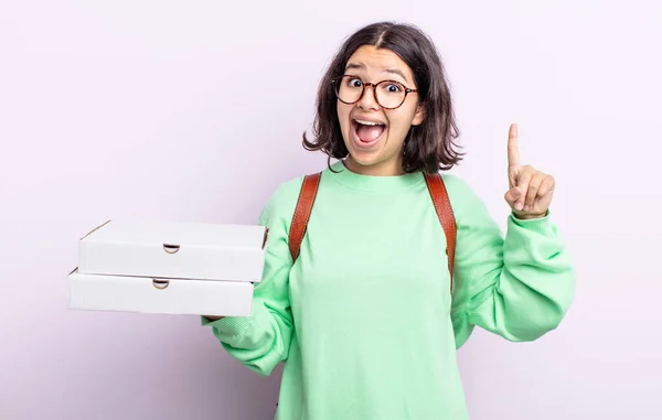 Bonita Joven Sintiéndose Como Genio Feliz Emocionado Después Darse Cuenta — Foto de Stock