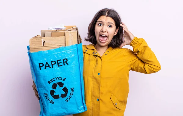 Ładna Młoda Kobieta Krzyczy Rękami Górze Koncepcja Recyklingu Papieru — Zdjęcie stockowe
