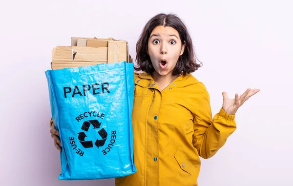 Jolie Jeune Femme Sentant Extrêmement Choquée Surprise Concept Recyclage Papier — Photo
