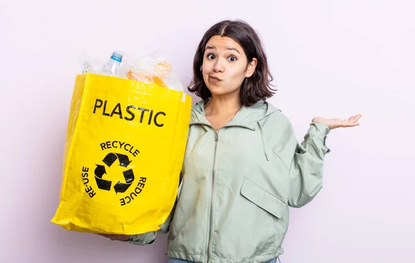 Mooie Jonge Vrouw Voelt Zich Verward Verward Twijfelend Plastic Recycling — Stockfoto