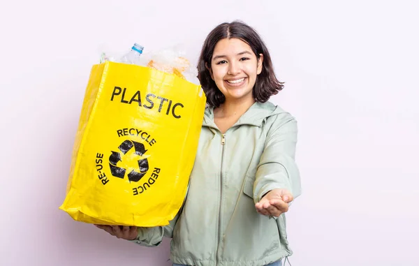 優しい笑顔で楽しそうに笑顔を見せコンセプトを示す若い女性 プラスチックリサイクルの概念 — ストック写真