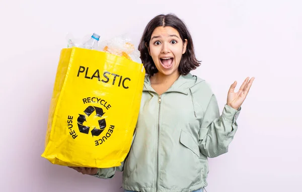 かなり若い女性は何か信じられないほどの幸せと驚きを感じている プラスチックリサイクルの概念 — ストック写真