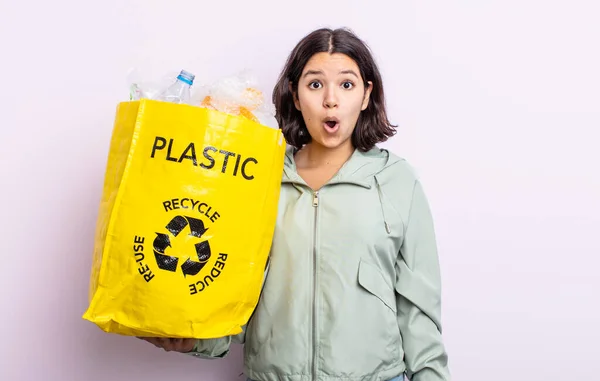 Mooie Jonge Vrouw Kijkt Erg Geschokt Verrast Plastic Recycling Concept — Stockfoto