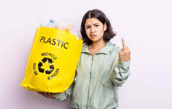 かなり若い女性は怒り いらいらし 反抗的で攻撃的な感じです プラスチックリサイクルの概念 — ストック写真