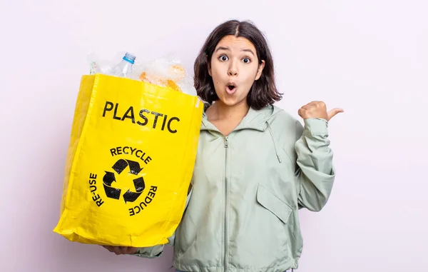 Mooie Jonge Vrouw Kijkt Verbaasd Ongeloof Plastic Recycling Concept — Stockfoto