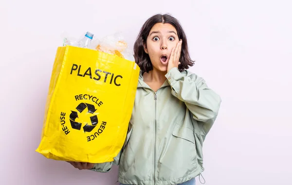 若い女性はショックを受けて怖がっていました プラスチックリサイクルの概念 — ストック写真
