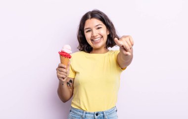 Güzel genç bir kadın kamerayı göstererek seni seçiyor. dondurma konsepti