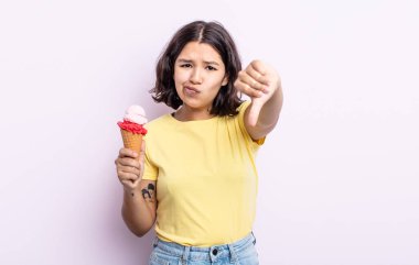 Güzel, genç bir kadın kendini kötü hissediyor, baş parmağını kaldırıyor. dondurma konsepti
