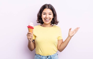 Güzel genç bir kadın inanılmaz bir şey karşısında kendini mutlu ve şaşkın hissediyor. dondurma konsepti