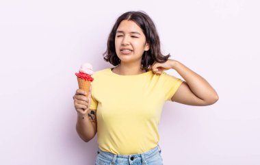 Güzel genç bir kadın stresli, endişeli, yorgun ve hayal kırıklığına uğramış hissediyor. dondurma konsepti