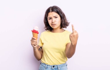 Güzel genç bir kadın kızgın, sinirli, asi ve agresif hissediyor. dondurma konsepti