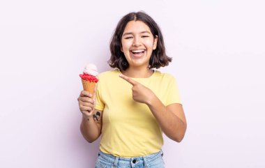 Güzel, genç bir kadın heyecanlı ve şaşırmış görünüyor. dondurma konsepti