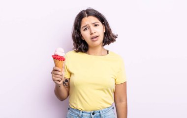 Güzel genç bayan şaşkın ve şaşkın hissediyor. dondurma konsepti