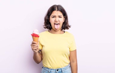 Güzel, genç bir kadın iğreniyor, sinirleniyor ve dilini çıkarıyor. dondurma konsepti