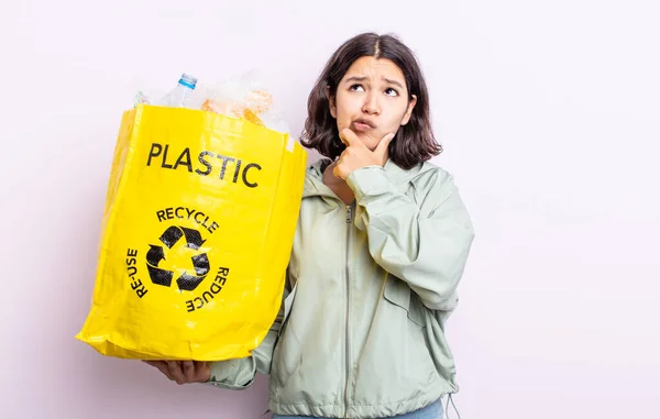 Hübsche Junge Frau Die Zweifelnd Und Verwirrt Denkt Kunststoff Recycling — Stockfoto