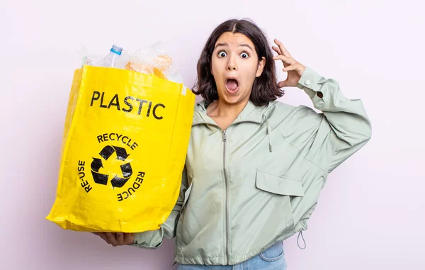Mooie Jonge Vrouw Schreeuwen Met Handen Omhoog Lucht Plastic Recycling — Stockfoto