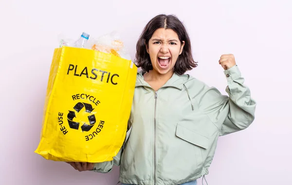 Mooie Jonge Vrouw Schreeuwt Agressief Met Een Boze Uitdrukking Plastic — Stockfoto