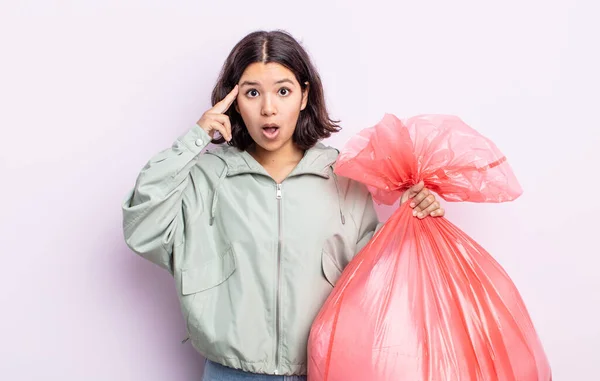 Bella Giovane Donna Guardando Sorpreso Realizzando Nuovo Pensiero Idea Concetto — Foto Stock