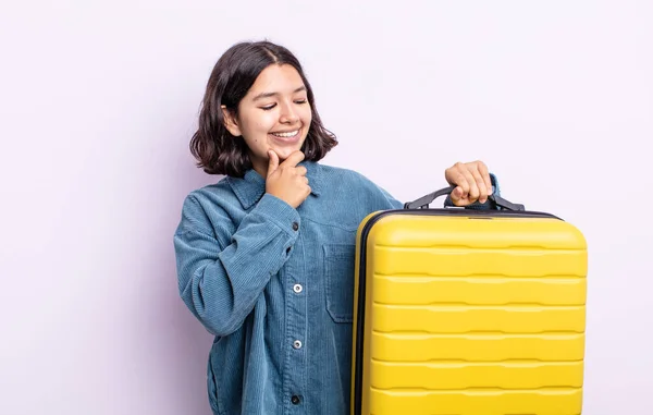 Hübsche Junge Frau Mit Glücklichem Selbstbewusstem Gesichtsausdruck Die Hand Kinn — Stockfoto