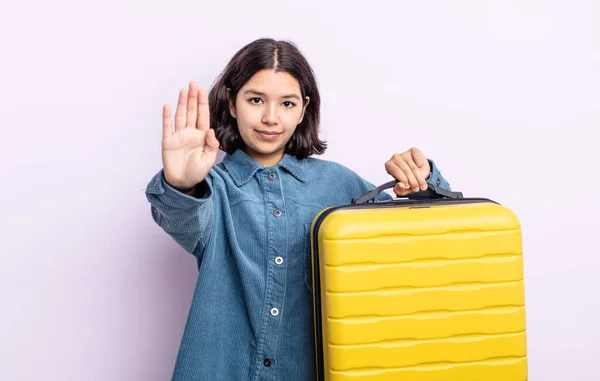 Hübsche Junge Frau Mit Ernstem Blick Und Offener Handfläche Macht — Stockfoto