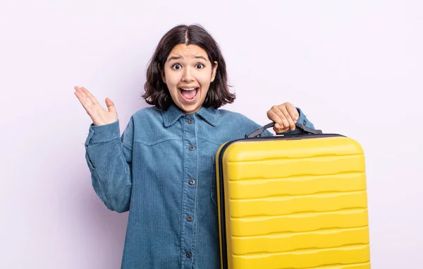 Hübsche Junge Frau Die Glücklich Und Erstaunt Über Etwas Unglaubliches — Stockfoto