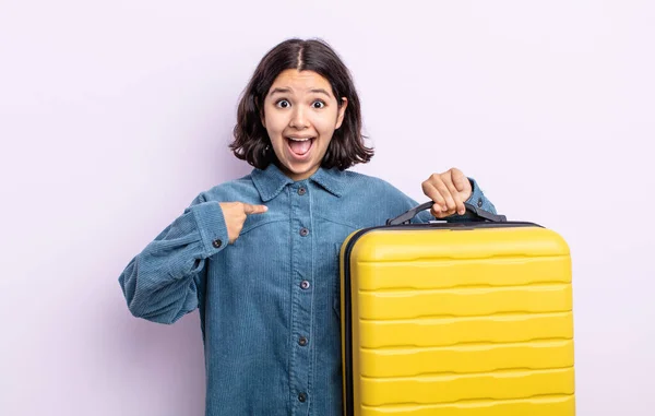 Hübsche Junge Frau Die Sich Glücklich Fühlt Und Aufgeregt Auf — Stockfoto