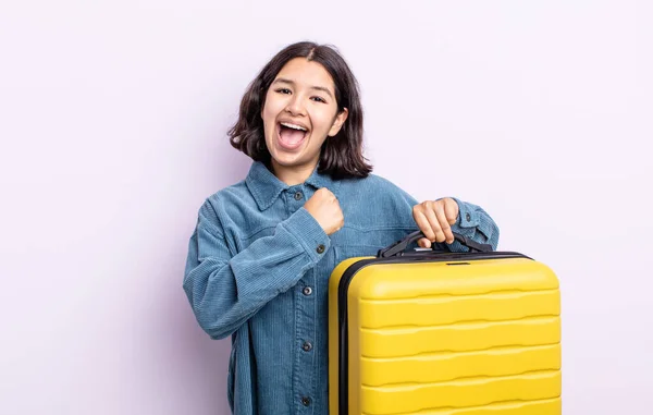 Hübsche Junge Frau Die Sich Glücklich Fühlt Und Vor Einer — Stockfoto