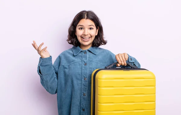 Hübsche Junge Frau Die Sich Glücklich Fühlt Und Überrascht Ist — Stockfoto