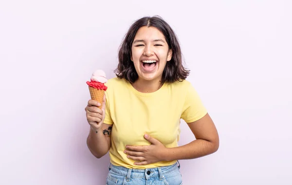 Hübsche Junge Frau Lacht Laut Über Irgendeinen Urkomischen Witz Eis — Stockfoto