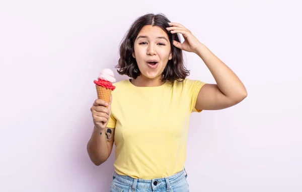 Bela Jovem Mulher Olhando Feliz Surpreso Surpreso Conceito Sorvete — Fotografia de Stock