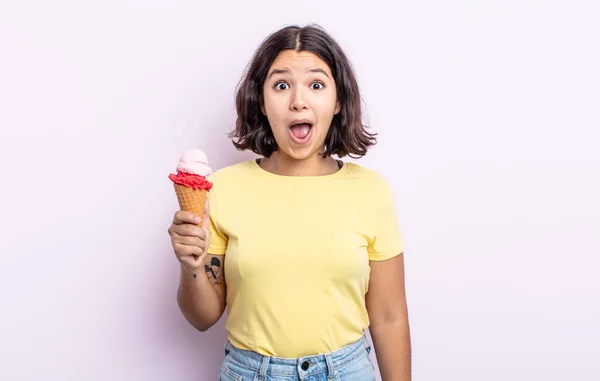 Bonita Jovem Mulher Olhando Muito Chocado Surpreso Conceito Sorvete — Fotografia de Stock