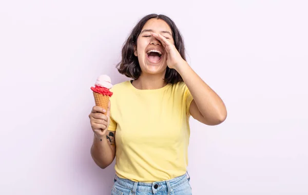 Hübsche Junge Frau Die Sich Glücklich Fühlt Und Mit Den — Stockfoto