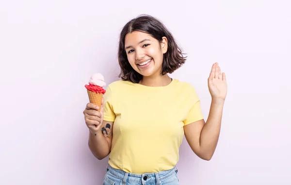 Bonita Joven Sonriendo Felizmente Saludándote Con Mano Dándote Bienvenida Saludándote — Foto de Stock