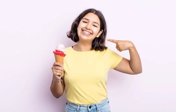 Hübsche Junge Frau Lächelt Selbstbewusst Und Deutet Auf Ihr Breites — Stockfoto