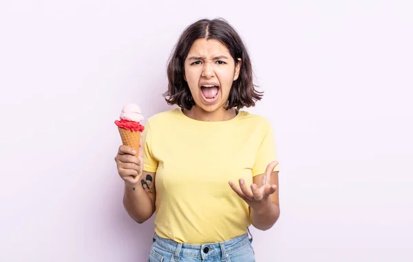 Bonita Jovem Mulher Olhando Com Raiva Irritado Frustrado Conceito Sorvete — Fotografia de Stock