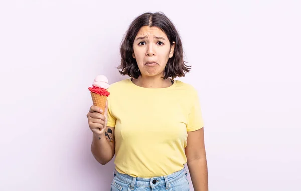不幸な表情で泣いたり泣いたりする若い女性です アイスクリームのコンセプト — ストック写真