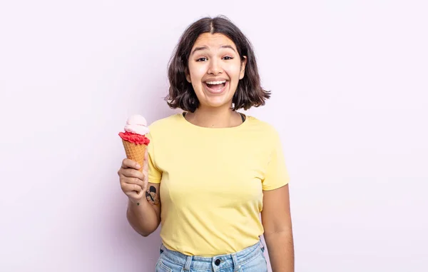 Hübsche Junge Frau Die Glücklich Und Angenehm Überrascht Aussieht Eis — Stockfoto