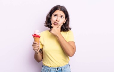Düşünen, kuşkulu ve kafası karışık genç bir kadın. dondurma konsepti