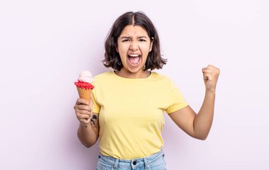 Güzel genç bir kadın sinirli bir ifadeyle agresif bir şekilde bağırıyor. dondurma konsepti