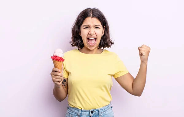 怒りの表情で積極的に叫ぶかなり若い女 アイスクリームのコンセプト — ストック写真