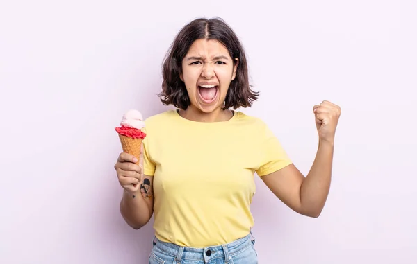 Jovem Mulher Bonita Gritando Agressivamente Com Uma Expressão Irritada Conceito — Fotografia de Stock