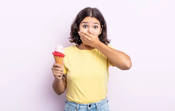 Vacker Ung Kvinna Täcker Munnen Med Händerna Med Chock Glasskoncept — Stockfoto