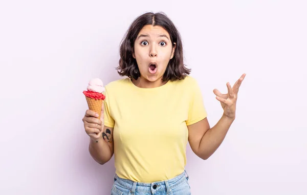Hezká Mladá Žena Cítí Velmi Šokovaná Překvapená Koncepce Zmrzliny — Stock fotografie